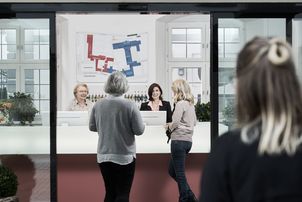 Menschen an der Rezeption der ALP
