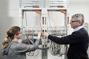 Referent erklärt einer Lehrerin ein technisches System