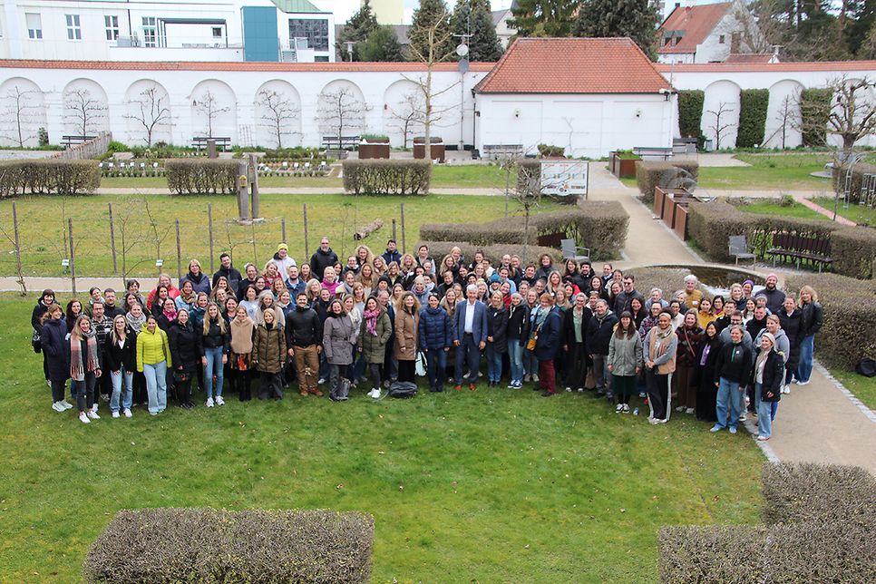 Gruppenbild mit den Teilnehmern im ALP-Garten